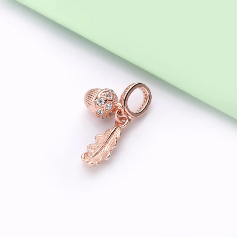 (bilde for) Pandora Eikenøtt og Blad Hengende Charm - 788248CZ - Vis 4