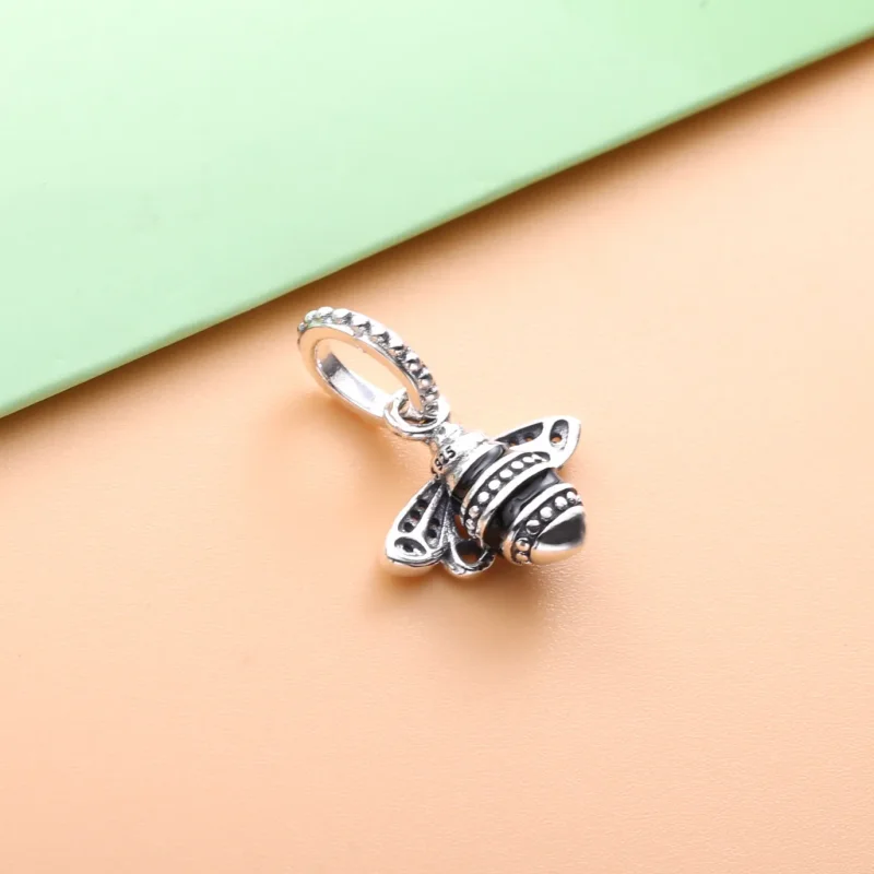 (bilde for) Pandora Funklende Dronningbie Anheng - 398840C01 - Vis 3