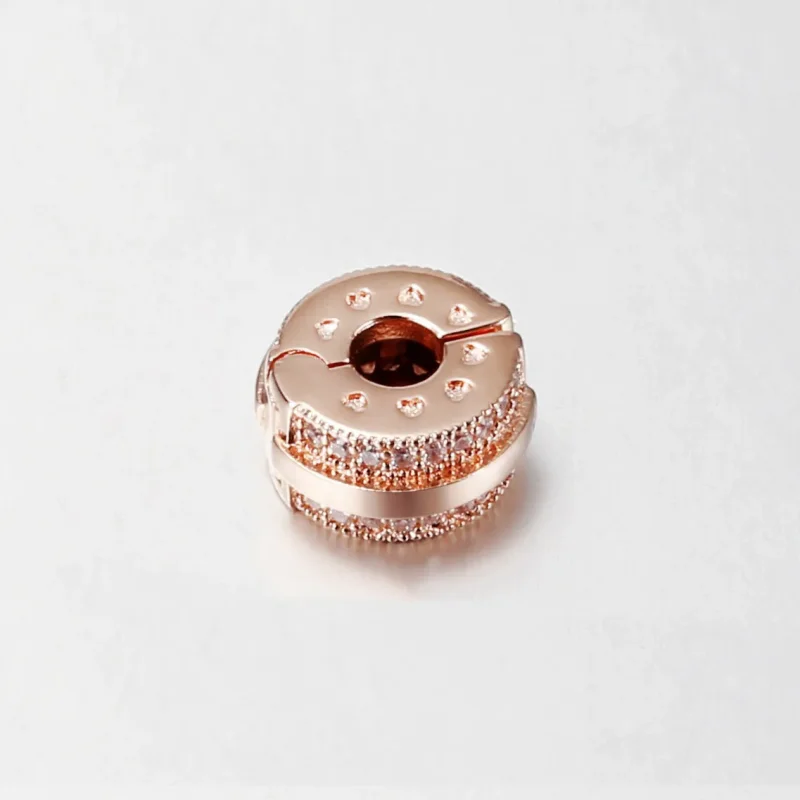 (bilde for) Pandora Funklende Pavé Rader og Logo Klemmecharm - 789042C01 - Vis 3