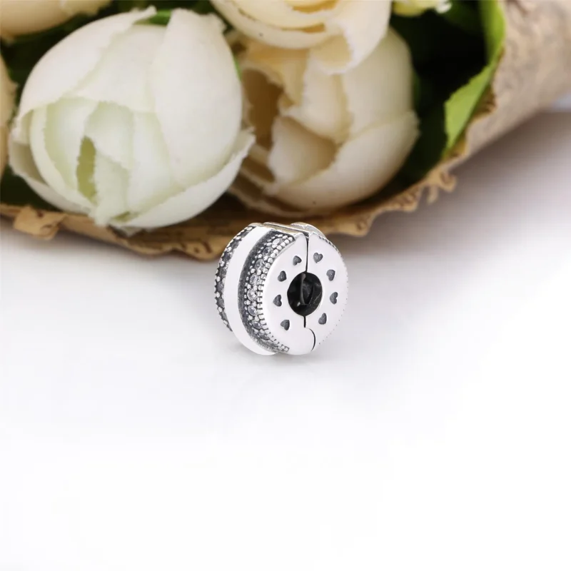 (bilde for) Pandora Funklende Pavé Rader og Logo Klemmecharm - 799042C01 - Vis 3