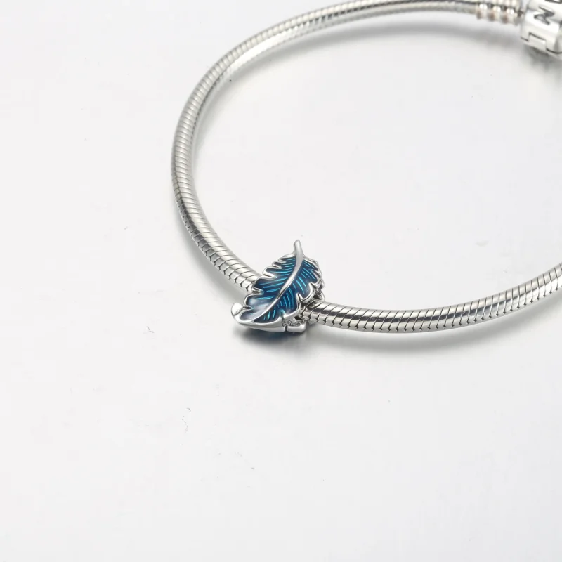 (bilde for) Pandora Blå Buet Fjær Charm - 792576C01 - Vis 5