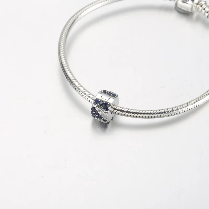 (bilde for) Pandora Buet Fjær og Pavé Klemmecharm - 792552C01 - Vis 5