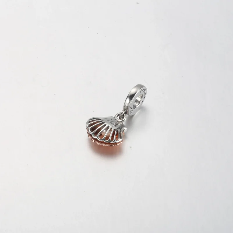 (bilde for) Pandora Club 2023 Skjell og Behandlet Ferskvannskulturperle Hengende Charm - 782 - Vis 3