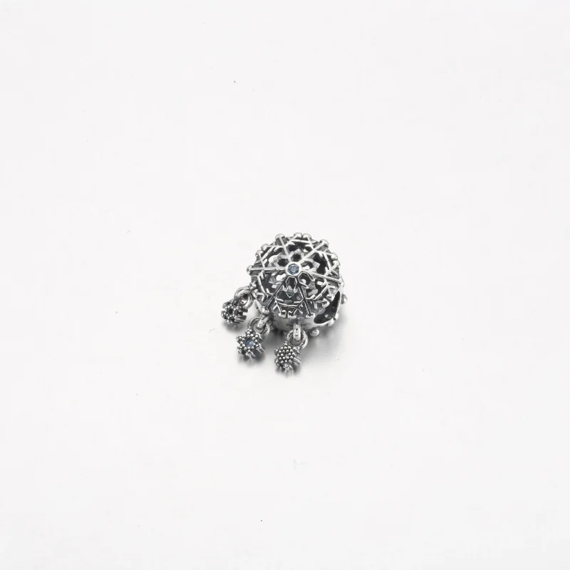 (bilde for) Pandora Iskaldt Snøfnugg Dråpe Charm - 792367C01 - Vis 3