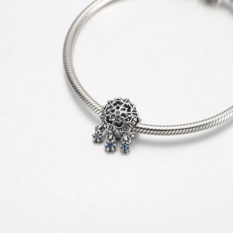 (bilde for) Pandora Iskaldt Snøfnugg Dråpe Charm - 792367C01 - Vis 5