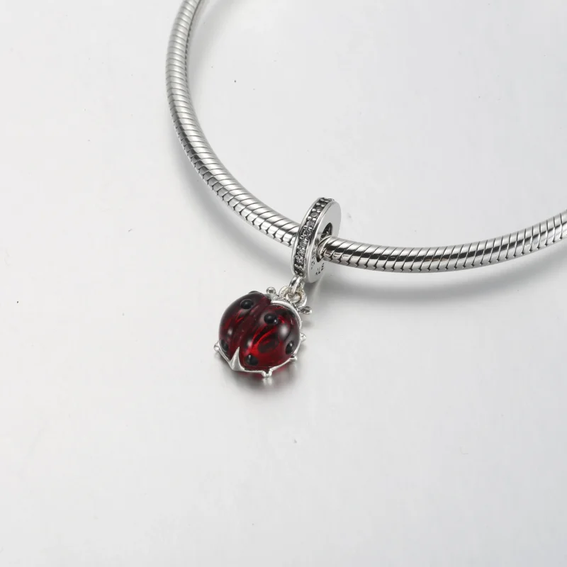 (bilde for) Pandora Marihøne Hengende Charm - 792571C01 - Vis 4