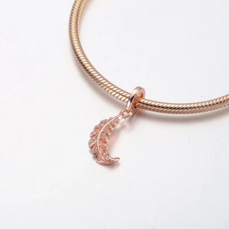 (bilde for) Pandora Svevende Buet Fjær Hengende Charm - 782578C01 - Vis 4