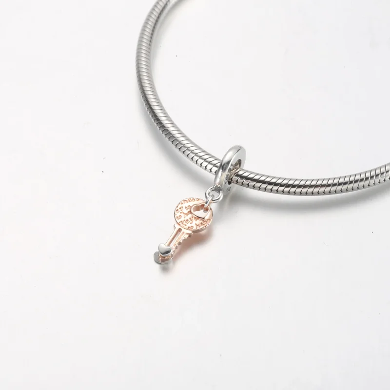 (bilde for) Pandora Tofarget Nøkkel og Skyvbart Hjerte Hengende Charm - 782510C00 - Vis 4