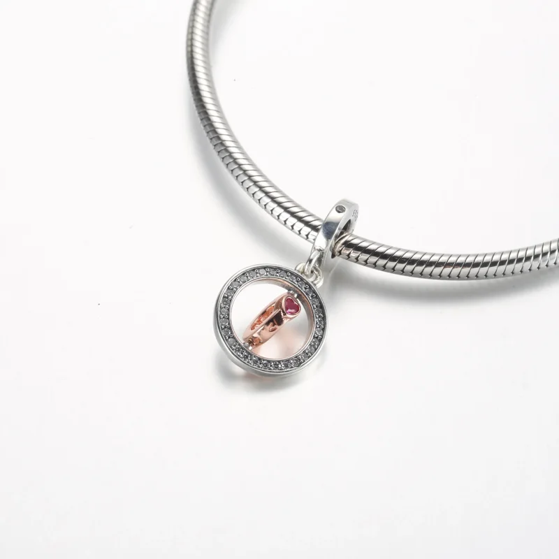 (bilde for) Pandora Elsker spinnende sterlingsølv og 14k rosegullbelagt dingle med røde og k - Vis 4