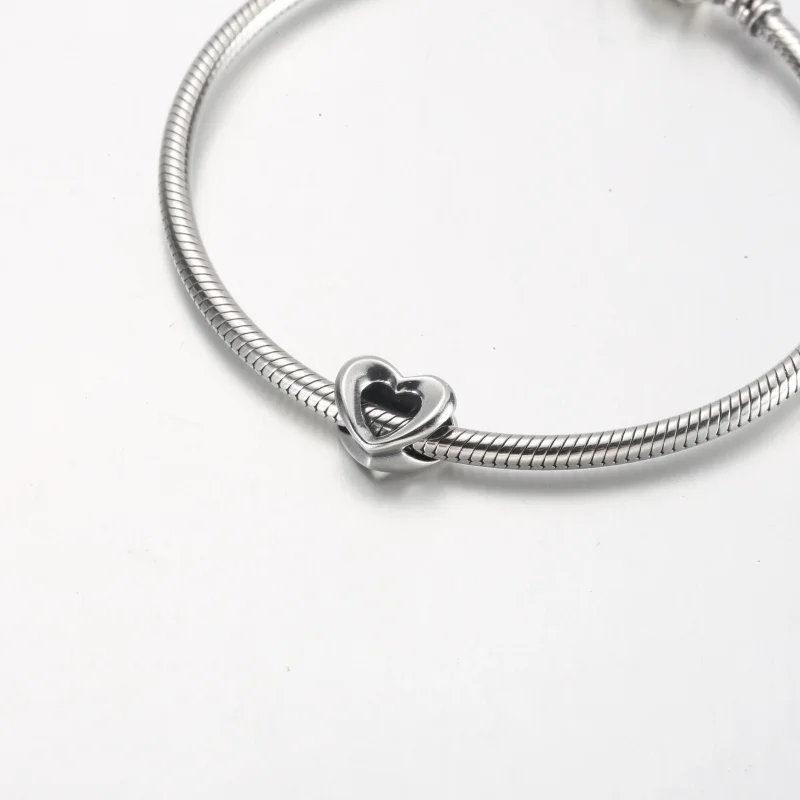 (bilde for) Pandora Strålende Åpent Hjerte Charm - 792492C00 - Vis 4