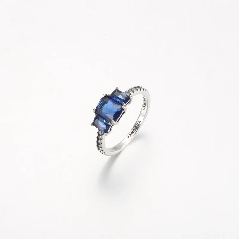 (bilde for) Pandora Blå Rektangulær Tre Steiner Funklende Ring - 192389C01 - Vis 2