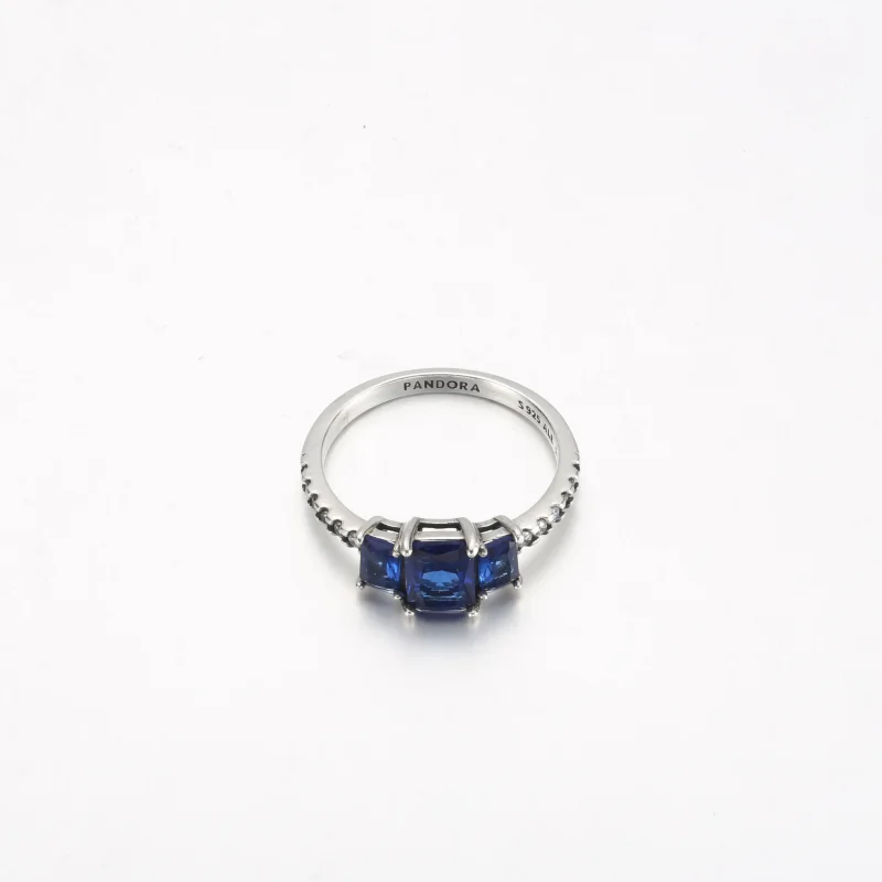 (bilde for) Pandora Blå Rektangulær Tre Steiner Funklende Ring - 192389C01 - Vis 3