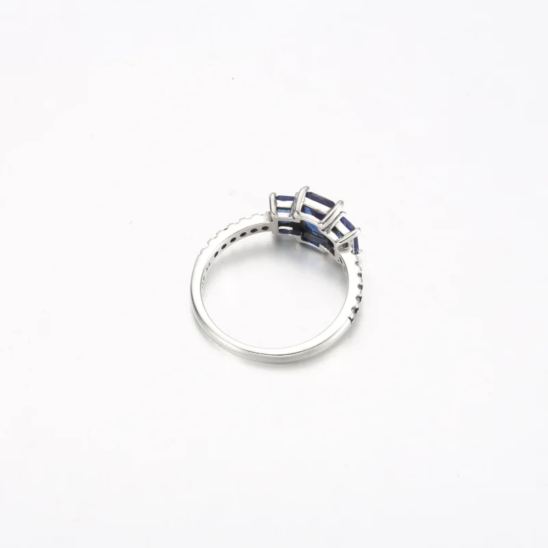 (bilde for) Pandora Blå Rektangulær Tre Steiner Funklende Ring - 192389C01 - Vis 4