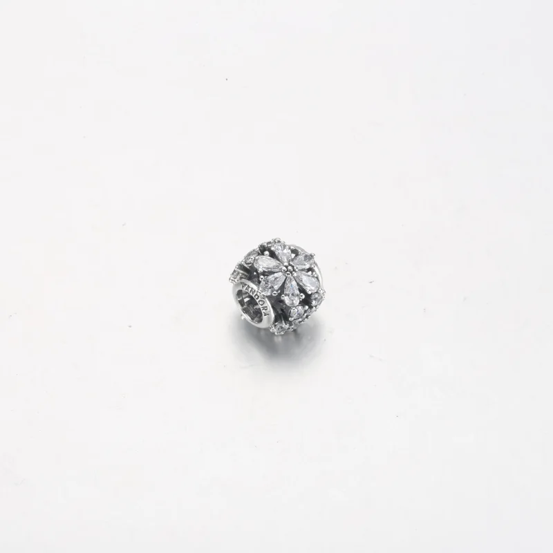(bilde for) Pandora Funklende Herbarium Klynge Rund Charm - 792383C01 - Vis 4