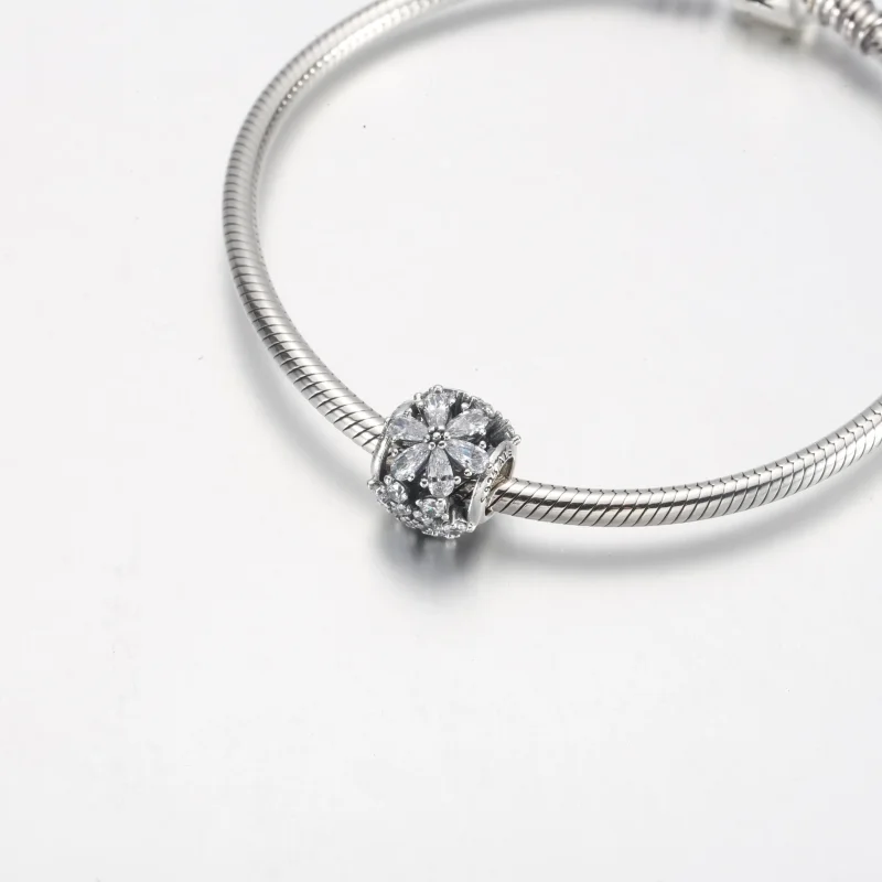 (bilde for) Pandora Funklende Herbarium Klynge Rund Charm - 792383C01 - Vis 5