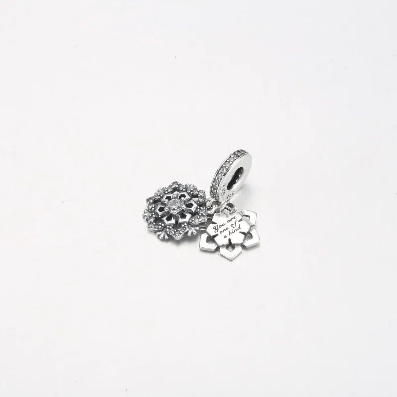 (bilde for) Pandora Funklende Snøfnugg Dobbel Hengende Charm - 792355C01 - Vis 2