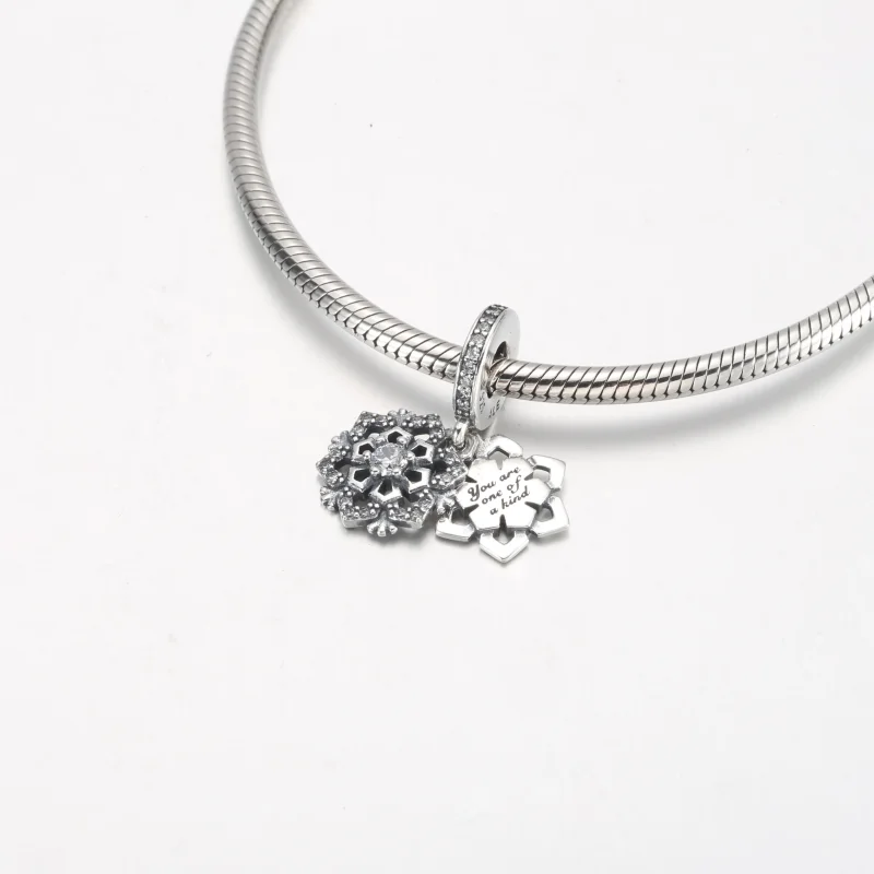 (bilde for) Pandora Funklende Snøfnugg Dobbel Hengende Charm - 792355C01 - Vis 4