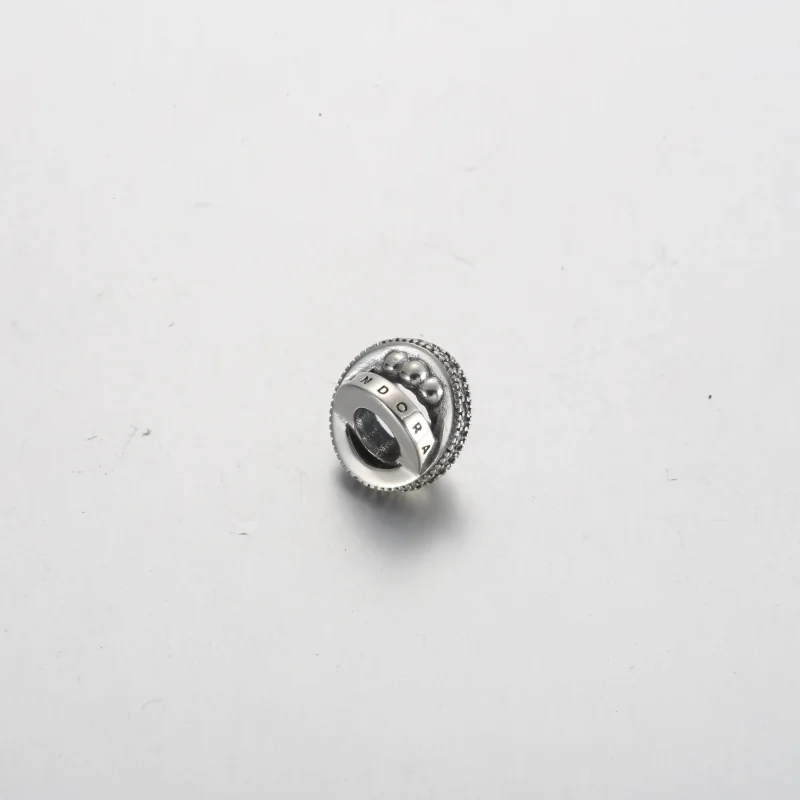 (bilde for) Pandora Moments Logo Pavé og Sølvkuler Charm - 792317C01 - Vis 4