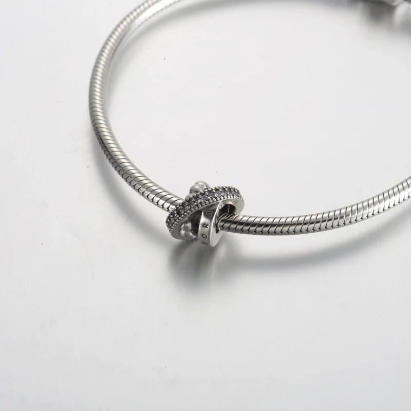 (bilde for) Pandora Moments Logo Pavé og Sølvkuler Charm - 792317C01 - Vis 5
