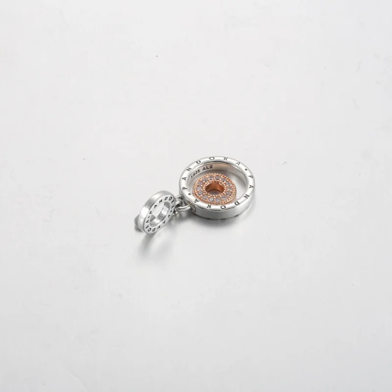 (bilde for) Pandora Moments Tofarget Logo Sirkler Hengende Charm - 782287C01 - Vis 4