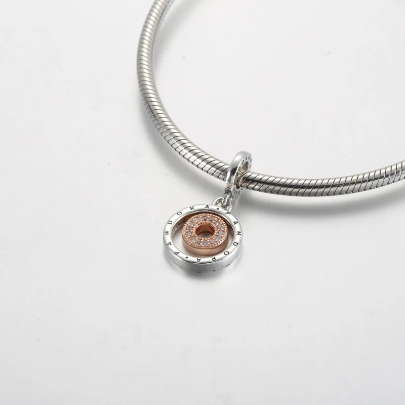 (bilde for) Pandora Moments Tofarget Logo Sirkler Hengende Charm - 782287C01 - Vis 5