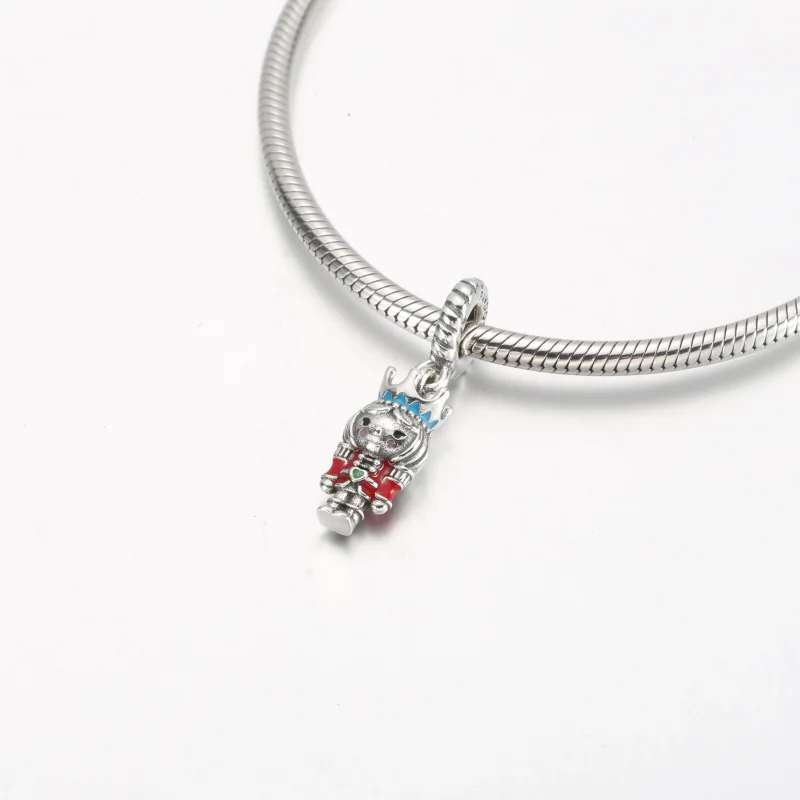 (bilde for) Pandora Nøtteknekker 2022 Hengende Charm - 792331C01 - Vis 4