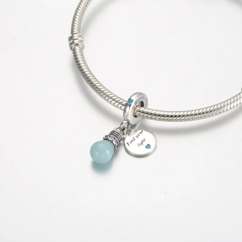 (bilde for) Pandora Selvlysende Lyspære Dobbel Hengende Charm - 791123C01 - Vis 4