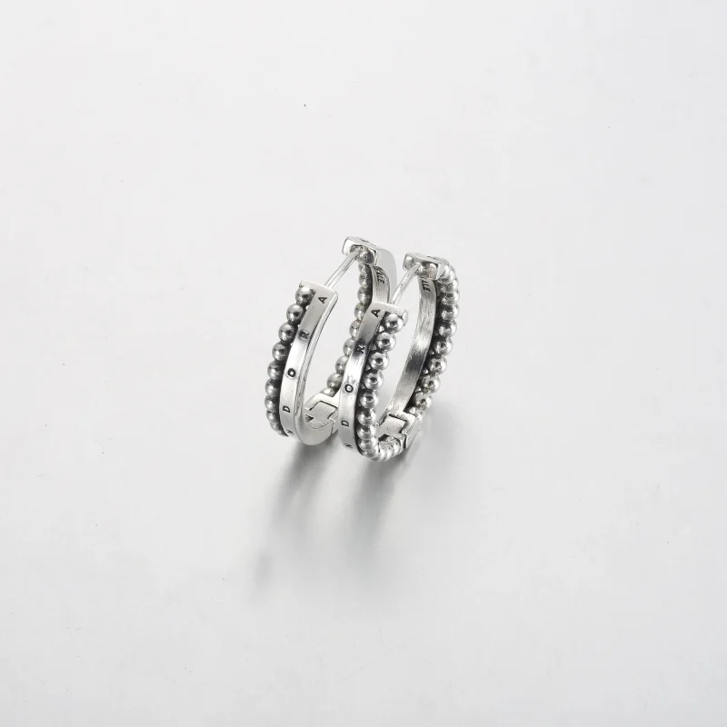 (bilde for) Pandora Signature Logo og Sølvkuler Øreringer - 292310C00 - Vis 2