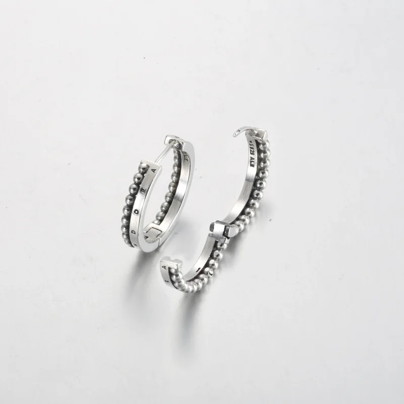 (bilde for) Pandora Signature Logo og Sølvkuler Øreringer - 292310C00 - Vis 3