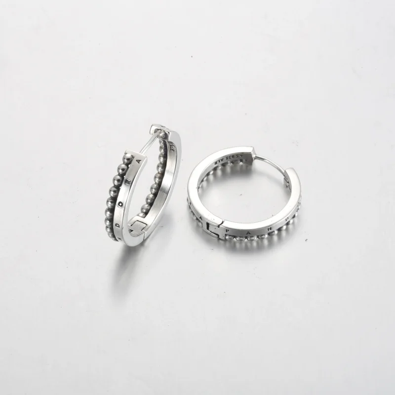 (bilde for) Pandora Signature Logo og Sølvkuler Øreringer - 292310C00 - Vis 4