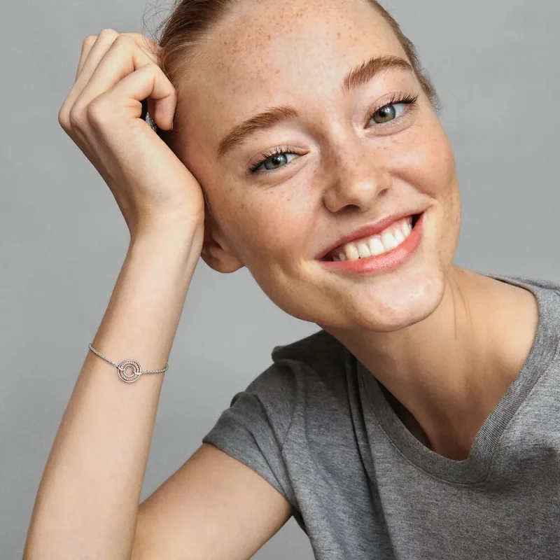 (bilde for) Pandora Signature To Tofarget Logo og Pavé Kjedearmbånd - 582741C01 - Vis 3