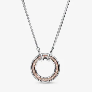(bilde for) Pandora Signature Tofarget Logo og Pavé Halskjede - 382772C01