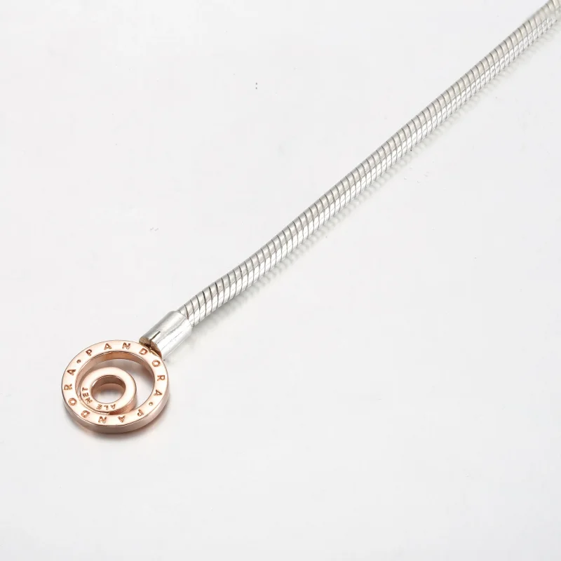 (bilde for) Pandora Signature Tofarget Logo T-Bar Slangekjedearmbånd - 582309C00 - Vis 4