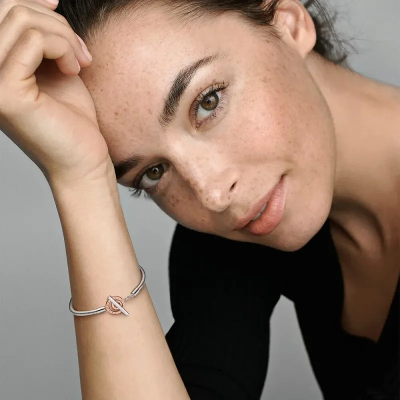 (bilde for) Pandora Signature Tofarget Logo T-Bar Slangekjedearmbånd - 582309C00 - Vis 7