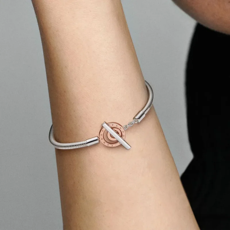 (bilde for) Pandora Signature Tofarget Logo T-Bar Slangekjedearmbånd - 582309C00 - Vis 8