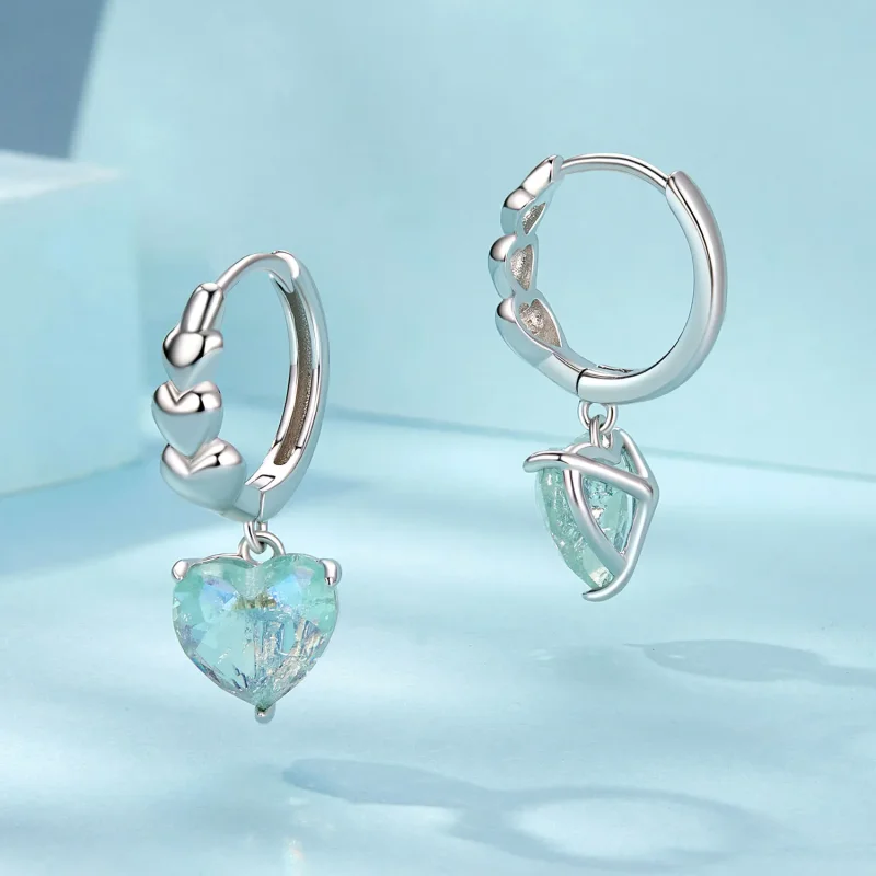 (bilde for) PANDORA Style Blågrønn Is Zirconia øredobber i hjerteform - SCE1706 - Vis 3