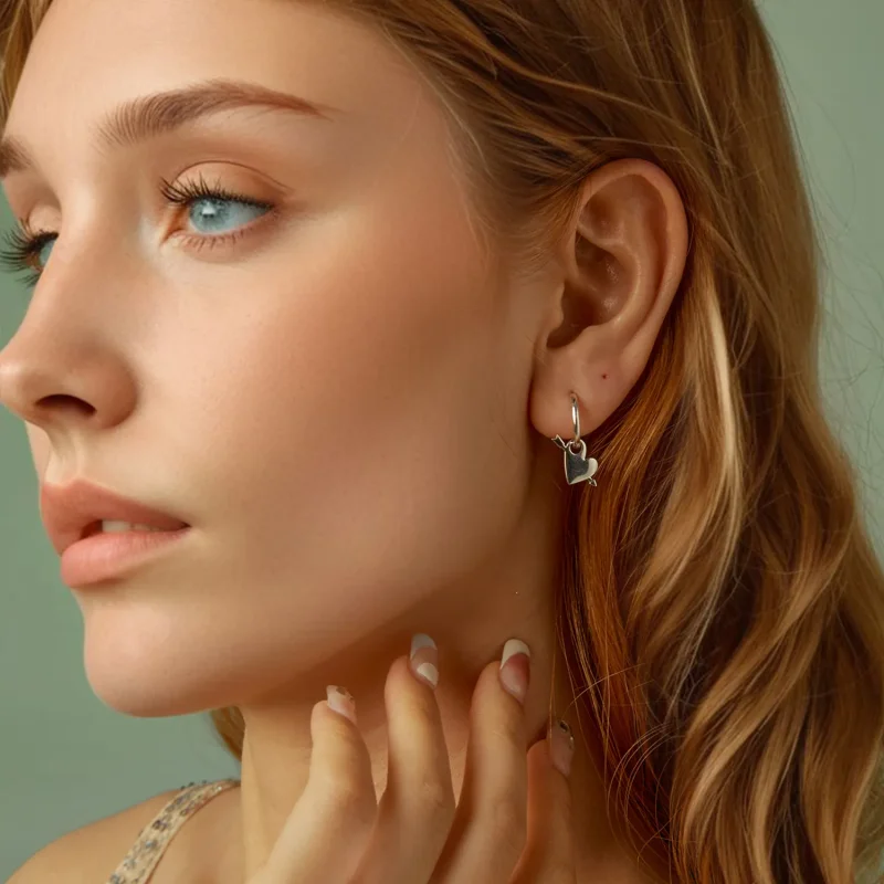 (bilde for) PANDORA Style Hjertegjennomtrengende øredobber - BSE1082 - Vis 7