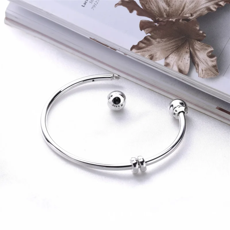 (bilde for) Moments Silver Open Bangle, PANDORA Logo Caps - 596477 - Vis 3
