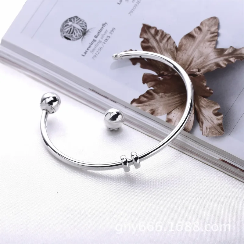 (bilde for) Moments Silver Open Bangle, PANDORA Logo Caps - 596477 - Vis 4