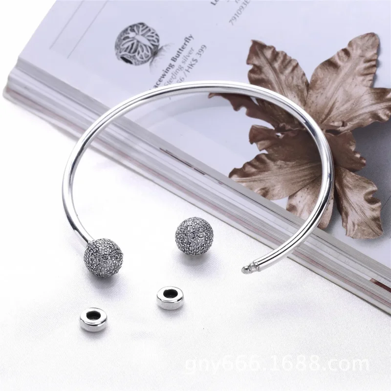 (bilde for) Pandora Moments Silver Open Bangle, Pavé Caps - 596438CZ - Vis 5