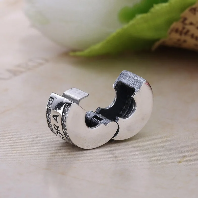 (bilde for) Pandora Logo Klemmecharm - 792056CZ - Vis 3