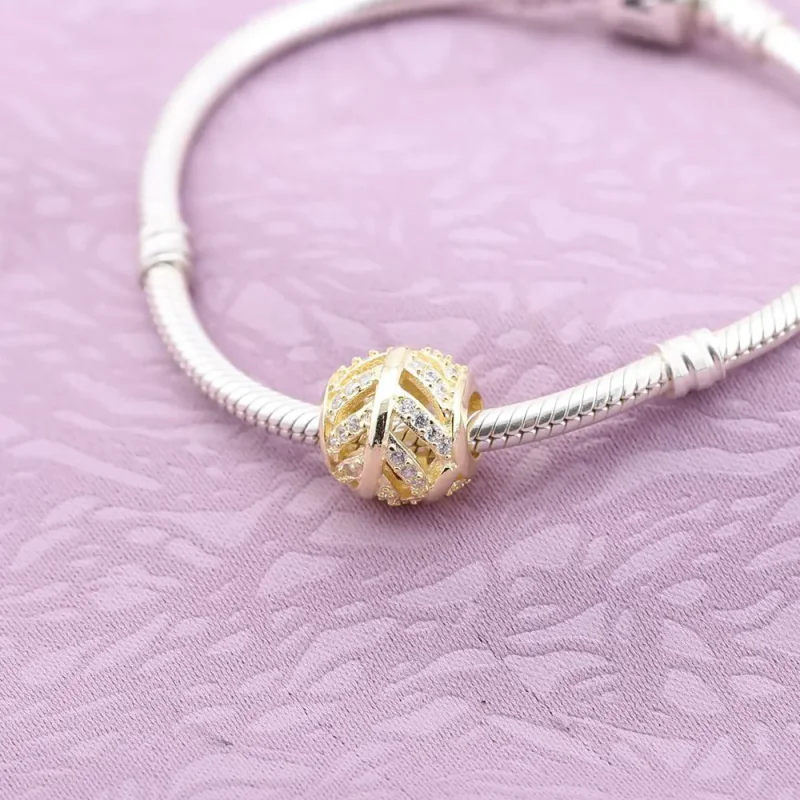 (bilde for) Pandora Shimmering Feather Charm - 750831CZ - Vis 2
