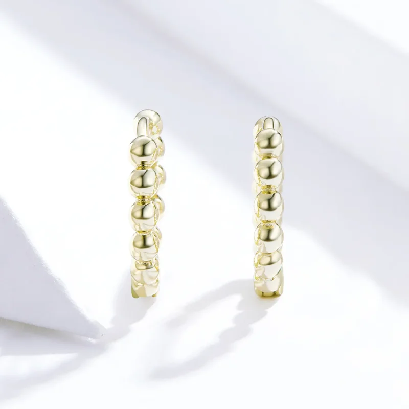 (bilde for) Pandora Style 18 karat gullbelagte øredobber med små ballbøyler - SCE807-B - Vis 2