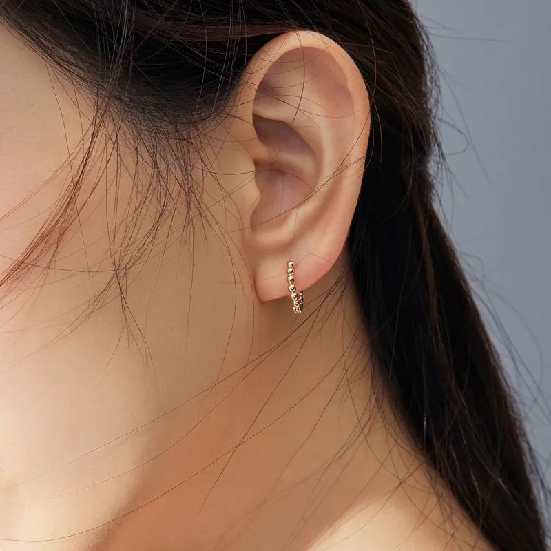 (bilde for) Pandora Style 18 karat gullbelagte øredobber med små ballbøyler - SCE807-B - Vis 7