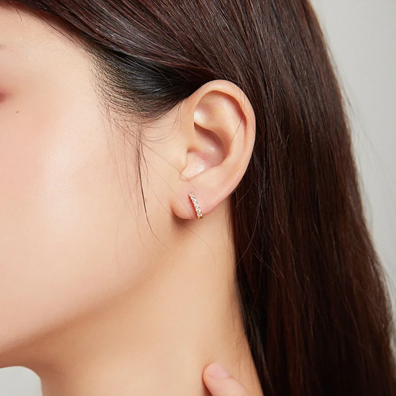 (bilde for) Pandora Style 18 karat gullbelagte skinnende hvite bøyle øredobber - SCE1103 - Vis 2