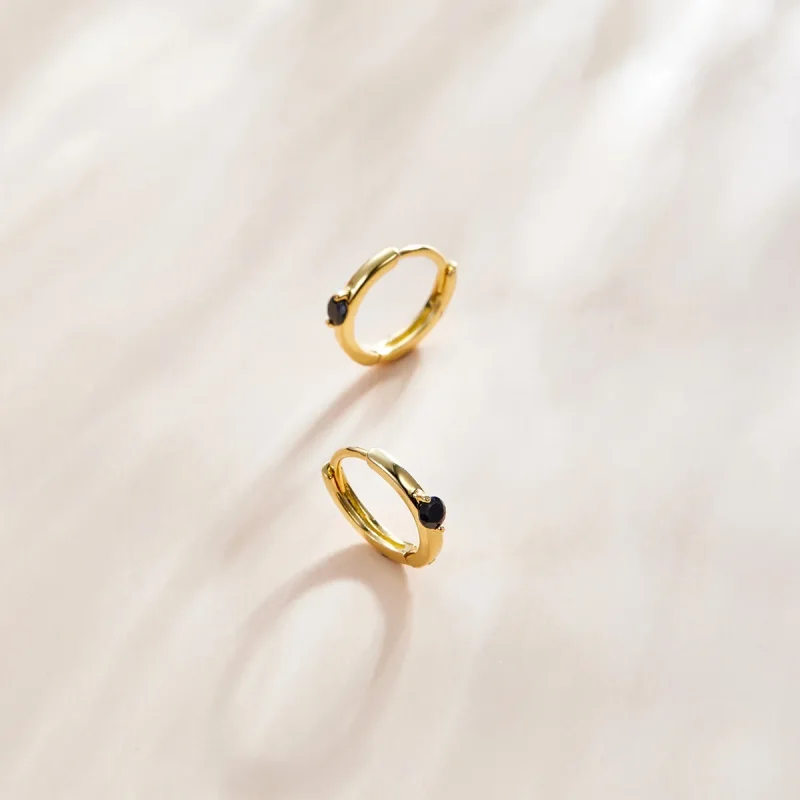 (bilde for) Pandora Style 18 karat gullbelagte svarte øredobber med kulebøyle - SCE1050-BK - Vis 2