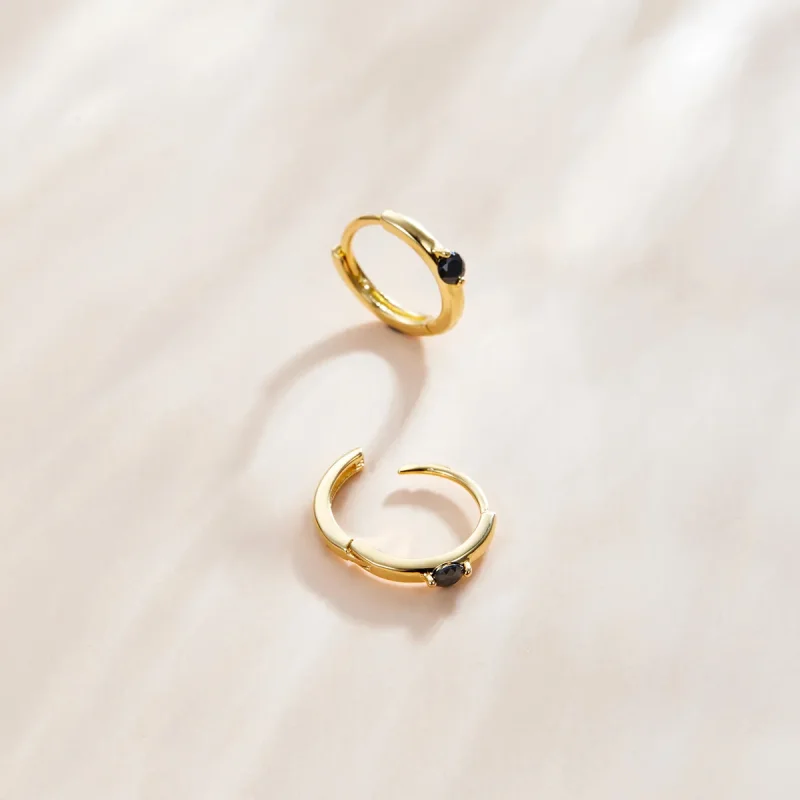 (bilde for) Pandora Style 18 karat gullbelagte svarte øredobber med kulebøyle - SCE1050-BK - Vis 3