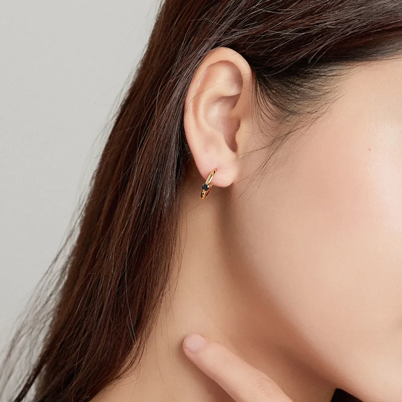 (bilde for) Pandora Style 18 karat gullbelagte svarte øredobber med kulebøyle - SCE1050-BK - Vis 4