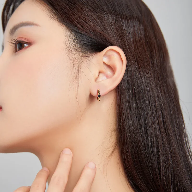 (bilde for) Pandora Style 18 karat gullbelagte svarte øredobber med kulebøyle - SCE1050-BK - Vis 5