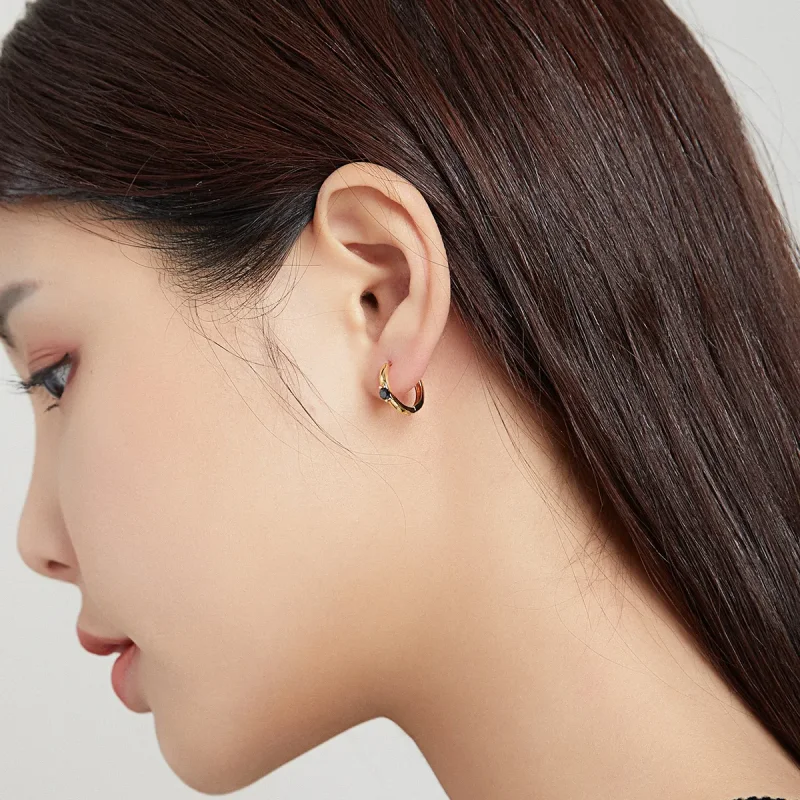 (bilde for) Pandora Style 18 karat gullbelagte svarte øredobber med kulebøyle - SCE1050-BK - Vis 6
